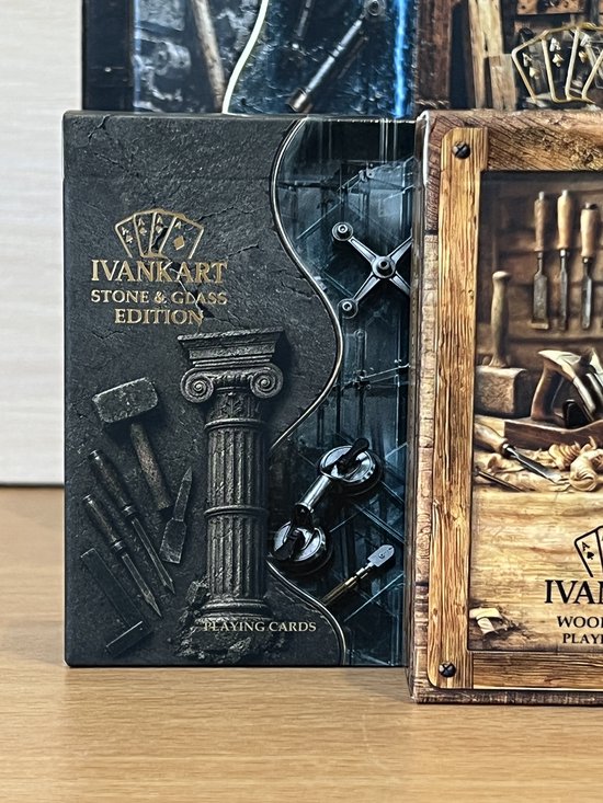 Close-up van het Ivankart Stone & Glass Edition-kaartspel met afbeeldingen van een kolom en gereedschap.
