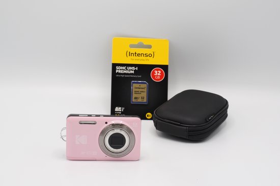 Roze Kodak Pixpro FZ55 camera, 32GB geheugenkaart en zwarte opbergtas.