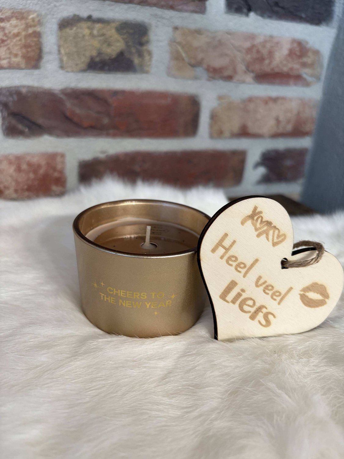 Creaties van hier SOJAKAARS - CHEERS TO THE NEW YEAR - GEUR: WINTER WOOD - 7,5 cm × 7,5 cm × 5 cm - Mat goud - nieuw jaar - new Year - biologisch - met houten hartje