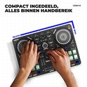 Bovenaanzicht van de compacte 26,4 bij 18 cm zwarte Vonyx Spin200 DJ-controller tijdens gebruik.