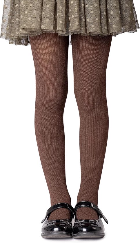Bruine geribbelde panty onder een gestippelde rok met zwarte lakleren schoenen, vooraanzicht.