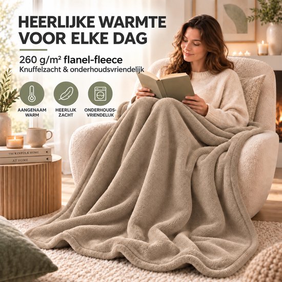 Vrouw leest in een fauteuil onder een zachte beige 260 g/m² flanel-fleece plaid.