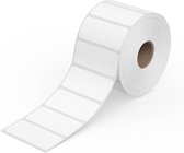 Rol met lege witte zelfklevende labels op een bruine kartonnen kern.