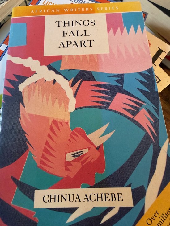 Boekomslag van Things Fall Apart door Chinua Achebe met een abstracte, kleurrijke illustratie van een vogel.