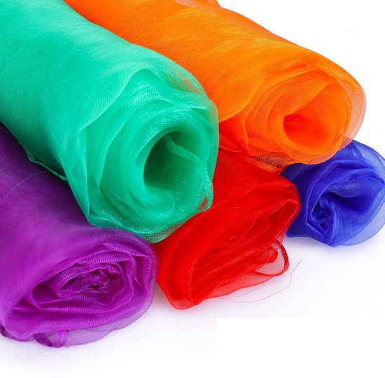 Een close-up van opgerolde sjaals in de kleuren paars, groen, rood, oranje en blauw.