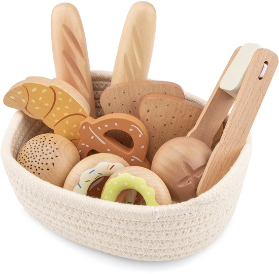 Woet houten broodmandje met diverse speelgoedbroodjes en een tang in een geweven mand.