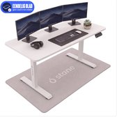 Wit elektrisch verstelbaar Stane bureau met uit één stuk blad, drie monitoren, toetsenbord, koptelefoon en vloermat.