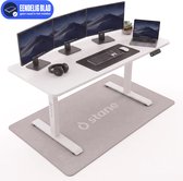 Wit elektrisch verstelbaar bureau met eendelig blad, inclusief grijs vloerkleed, drie monitoren en een laptop.