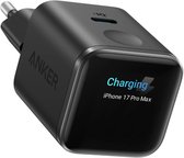 Zwarte Anker Nano 45W USB-C snellader met scherm dat 'Charging' en 'iPhone 17 Pro Max' weergeeft.