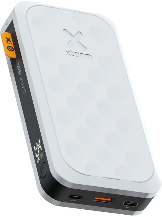 Witte Xtorm powerbank met textuur, oranje knop en digitaal display aan de zijkant.