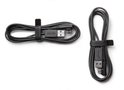 Zwarte Wacom-kabel opgerold met een 'Wacom'-bandje.