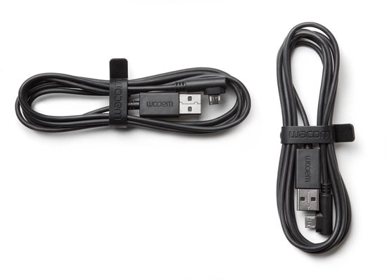 Zwarte Wacom-kabel opgerold met een 'Wacom'-bandje.