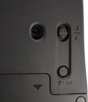 Close-up van de onderkant van de HP-muis met aan/uit-schakelaar, Bluetooth-instellingen en DPI-knop.