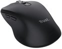 Zwarte draadloze Trust-muis met ergonomisch ontwerp, zijtoetsen en een zilverkleurig scrolwiel.