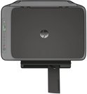 Bovenaanzicht van zwarte HP DeskJet printer met HP-logo, bedieningsknoppen en uitgeschoven papierlade.