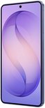 Schuin vooraanzicht van een Cobalt Violet smartphone met een abstracte paarse S-vorm op het scherm.
