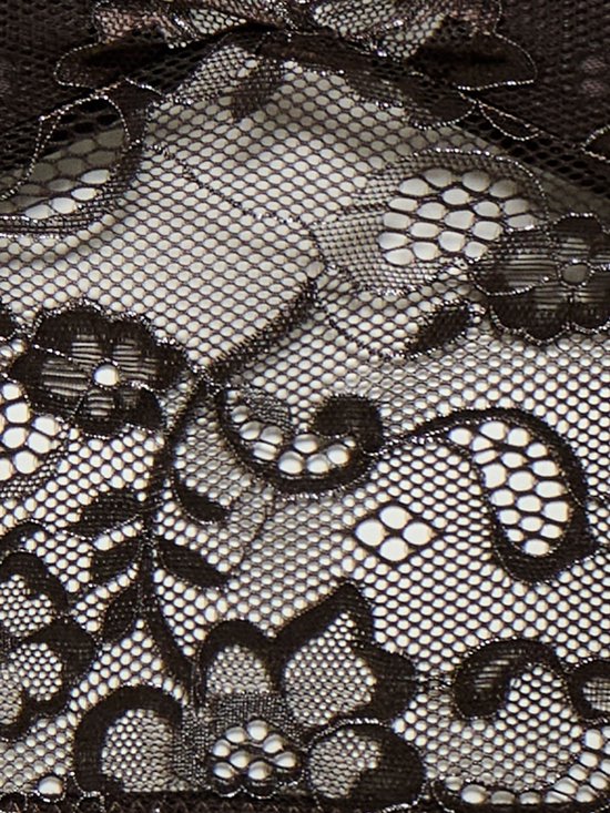 Close-up van zwart kanten materiaal met een fijnmazig bloem- en bladdessin.