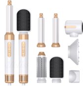 Wit/gouden 7-in-1 haardroger met diverse opzetstukken: föhn, diffuser, krulborstels, stijltangborstels.