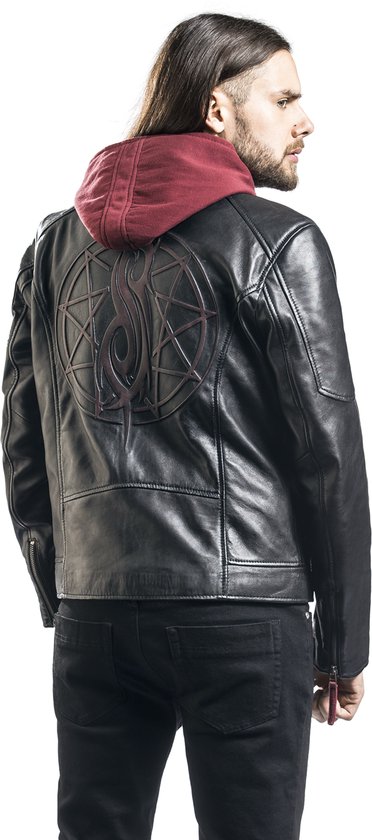Man draagt een zwarte leren jas met rode capuchon en Slipknot-logo in reliëf op de rug.