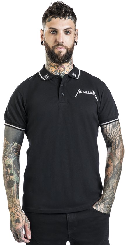 Man met tatoeages draagt een zwart poloshirt met witte biezen en het Metallica-logo op de borst.