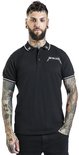 Man met tatoeages draagt een zwart poloshirt met witte biezen en het Metallica-logo op de borst.