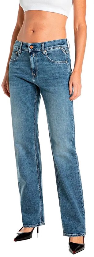 Voorkant van blauwe Replay jeans met rechte pijpen en een witte crop top op een model met hakken.