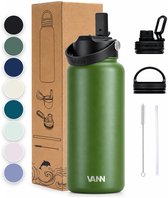 Groene VANN drinkfles van roestvrij staal met zwarte dop, rietjes en borstels. De doos toont de fleskleuren en accessoires.