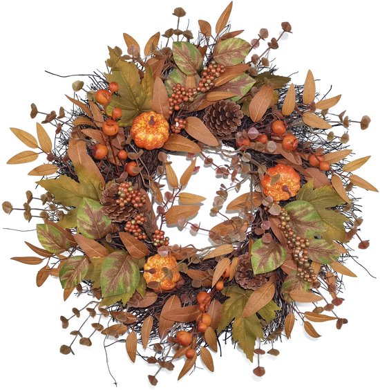 Geïsoleerde herfstkrans met oranje pompoenen, bruine dennenappels en diverse herfstbladeren.