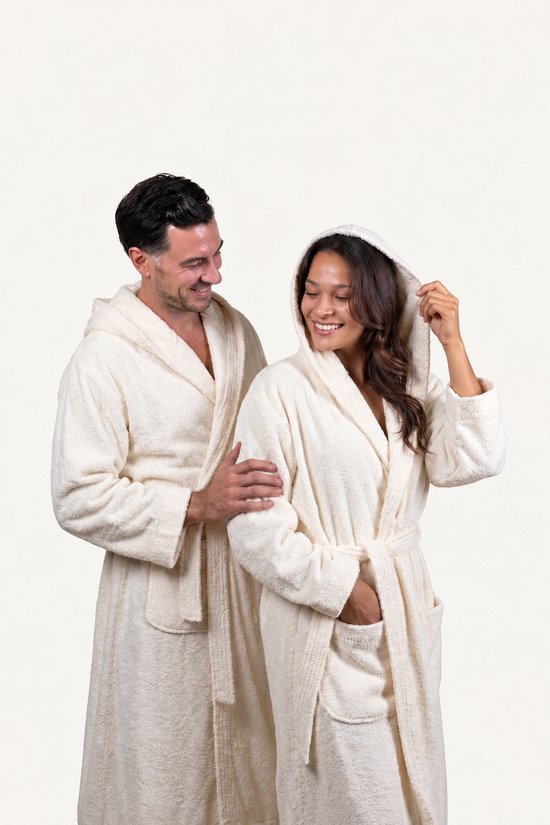 Een lachend koppel in bijpassende offwhite badjassen met capuchon.