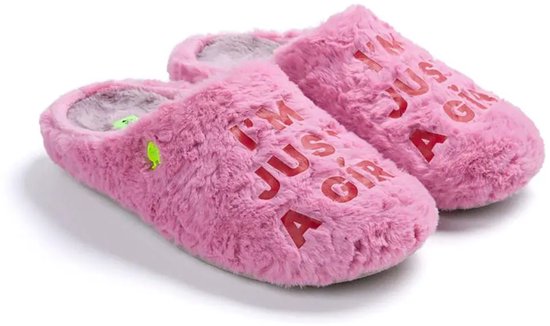 Roze pluizige sloffen met rode tekst 'I'M JUST A GIRL' en een groen dino-detail.