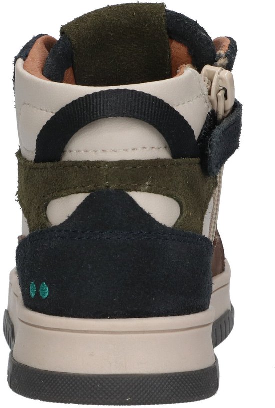Arrière d'une basket montante avec des panneaux marron, blanc, vert et bleu marine et une boucle au talon.
