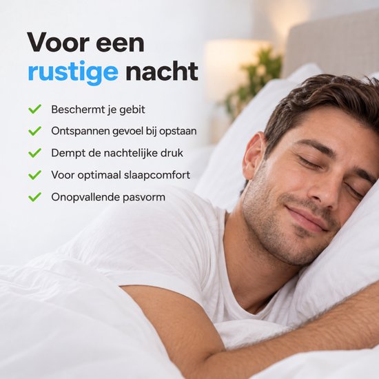 Een man slaapt vredig op een kussen, met gesloten ogen en een glimlach. Tekst en vinkjes aan de linkerkant benadrukken de voordelen van het product.