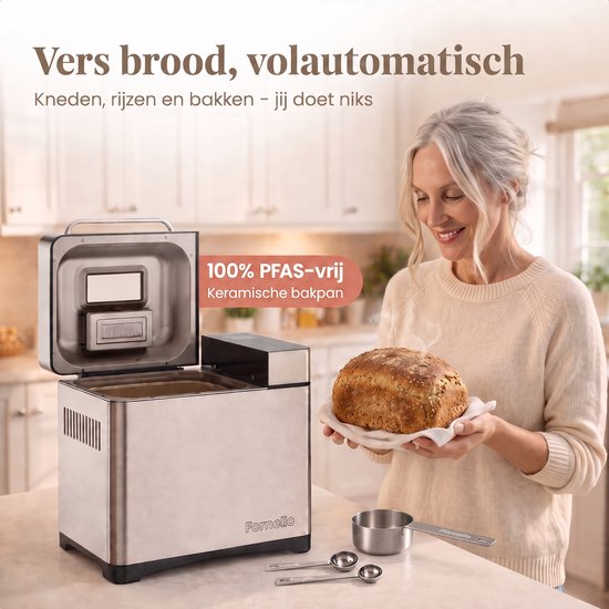 Een vrouw houdt met ovenwanten een versgebakken brood vast, naast een open roestvrijstalen broodbakmachine. De tekst '100% PFAS-vrij Keramische bakpan' staat erop.