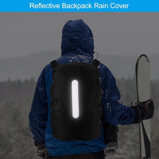 Reflecterende regenhoes voor rugzak op een persoon in een blauw jack die in de sneeuw staat.