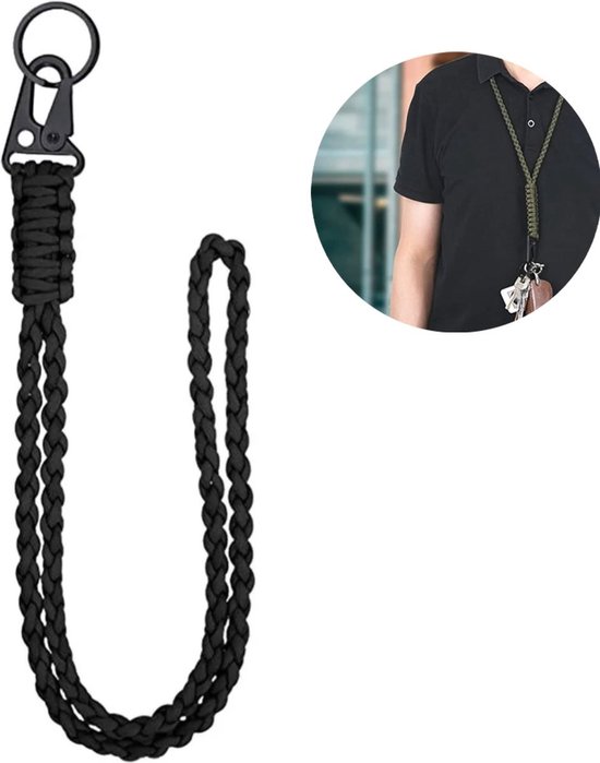 Zwart sleutelkoord met paracord vlechtwerk en karabijnsluiting. Gedragen met een zwarte polo.