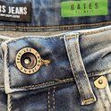 Sluiting van spijkerbroek met knoop met "CARS JEANS EST. 1982" erop.