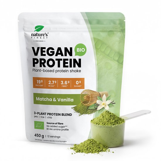 Zakje Nature's Finest Vegan Protein Matcha & Vanilla met een schepje groene matcha poeder. Tekst: Nature's Finest Vegan Protein.