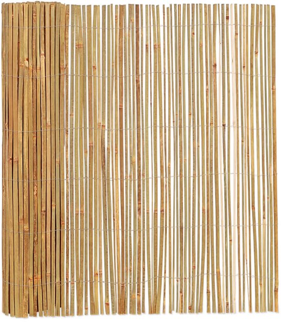 Een opgerolde bamboemat van dunne, naturel bamboestokken, samengebonden met touw. De mat is 150 cm hoog en de stokken variëren in kleur.