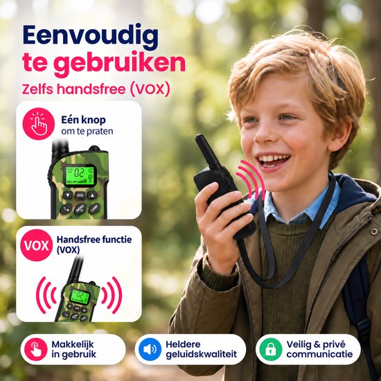 Jongen praat in groene camouflage walkietalkie. Info: 1 knop om te praten, handsfree (VOX), heldere geluidskwaliteit, veilig/privé.