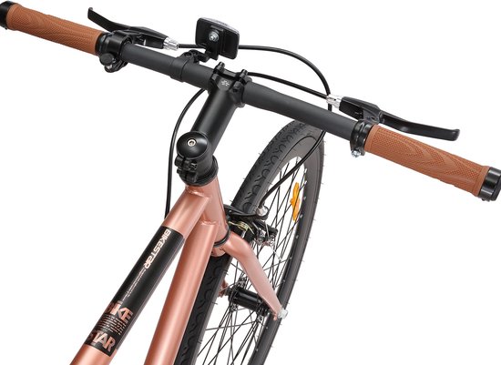 Stuur van een damesfiets met bruine handvatten, koperkleurige stuurpen en zwart remhendel.