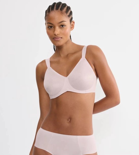 Model draagt een lichtroze minimizer bh met een subtiel ruitpatroon en bijpassend ondergoed.
