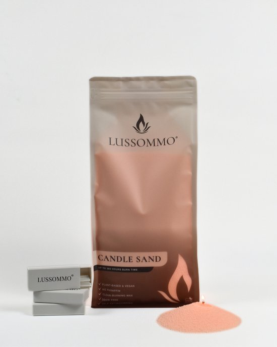 Verpakking 'Candle Sand' van Lussommo, licht oranje zand met lonten en een stapel grijze houders.