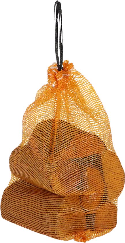 Een oranje netzak met daarin gedroogd haardhout, opgehangen aan een zwart koord.
