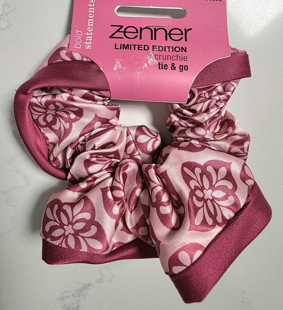 Zenner scrunchie aubergine met roze bloem print - donkerrood - large - froezel satijn gladde stof - 12 cm