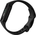 Zwarte Fitbit Charge 6 activity tracker met een helder scherm.