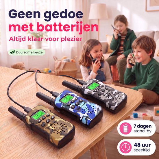 Drie oplaadbare walkie talkies met camouflage print op een tafel. Tekst: "Geen gedoe met batterijen".