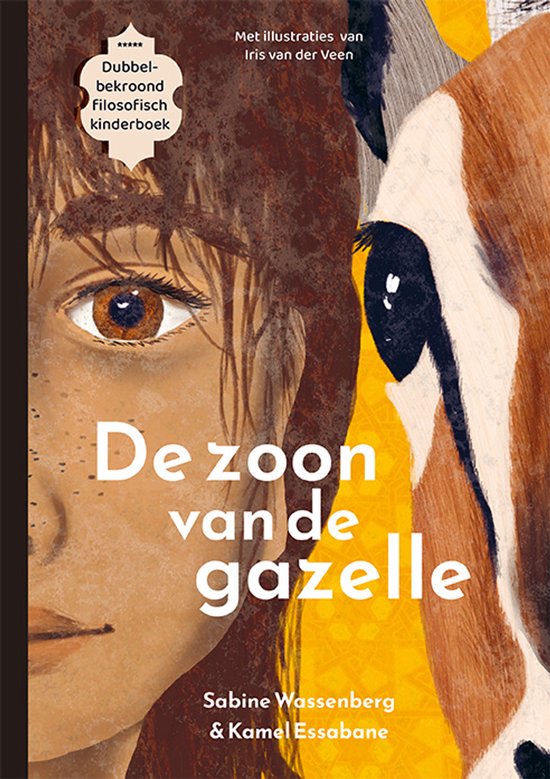 Boekcover 'De zoon van de gazelle' met illustratie van een jong meisje en een gazelle op een gele achtergrond. Titel en auteurs in witte letters.