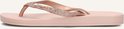 Roze Ipanema teenslipper met glitterbandje, van de zijkant gezien.