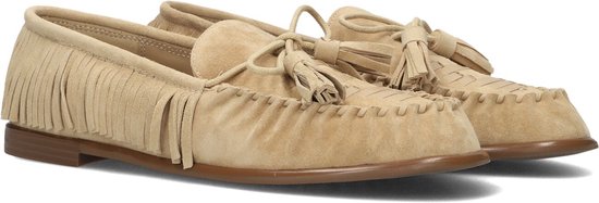 Beige suède loafers met franjes en strikdetail met kwastjes. De instappers hebben een gevlochten voorpand.