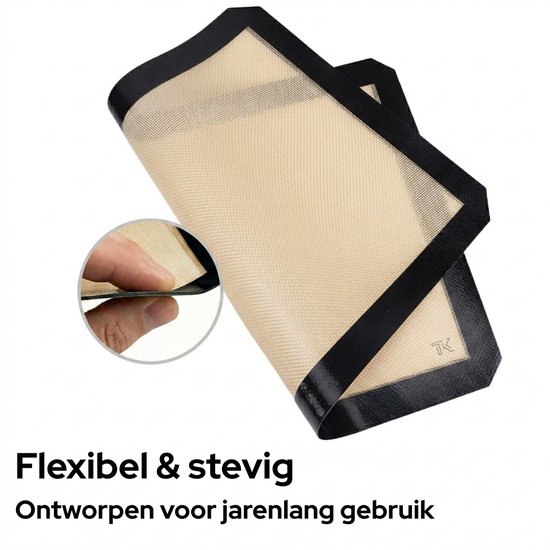 Een beige siliconen bakmat met zwarte randen, opgevouwen om de flexibiliteit te tonen.